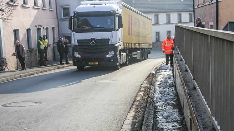 Verkehrsschau in Stadtsteinach: Wie lassen sich gefährliche Situationen entschärfen? Foto: Brbara Herbst