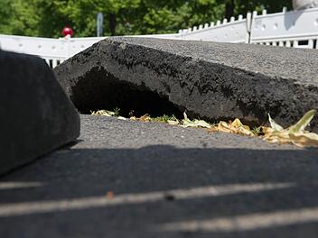 Bei angekündigten Temperaturen bis zu 35 Grad in Franken steigt die Gefahr von hitzebedingten Schäden auf den Autobahnen. Symbolfoto: Paul Zinken/dpa +++(c) dpa - Bildfunk+++