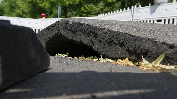 Bei angekündigten Temperaturen bis zu 35 Grad in Franken steigt die Gefahr von hitzebedingten Schäden auf den Autobahnen. Symbolfoto: Paul Zinken/dpa +++(c) dpa - Bildfunk+++