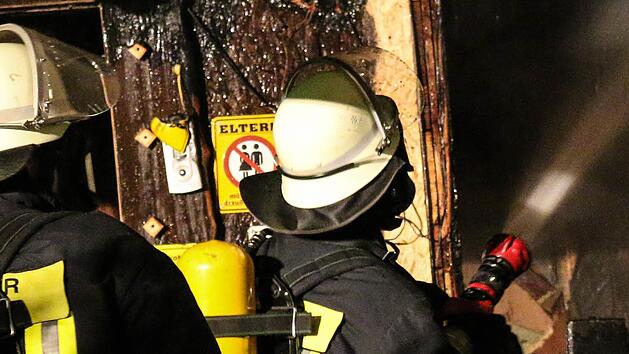 Die Feuerwehr löschte das Feuer. Symbolfoto: Christopher Schulz