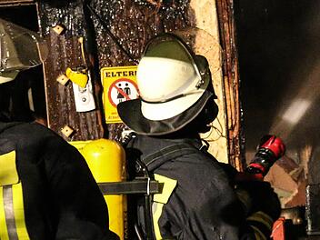 Die Feuerwehr löschte das Feuer. Symbolfoto: Christopher Schulz