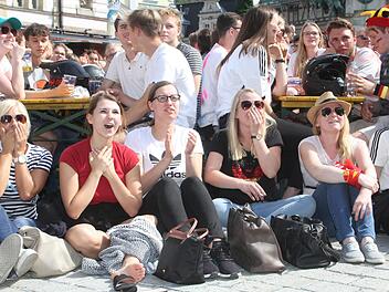 Geschockte Fans auf dem Kulmbacher MarktplatzSonny Adam