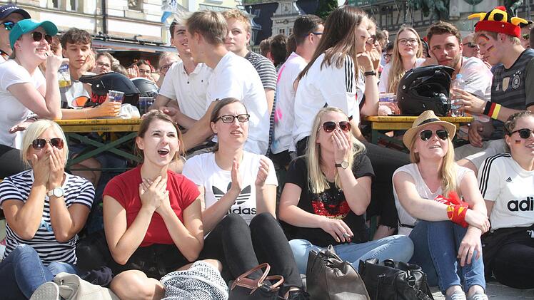 Geschockte Fans auf dem Kulmbacher MarktplatzSonny Adam