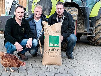 Die Bio-Landwirte Markus Nagengast, Heiko Hippacher und Helmut Ott (v.l.) aus dem Landkreis Forchheim sind skeptisch, ob der Markt aufnahmefähig für mehr ökologischen Landbau ist. Foto: Matthias Hoch