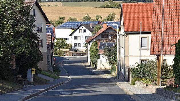 Der Kanal zwischen Feuerl&ouml;schteich und Kastanie in Gre&szlig;hausen wird im Inlinerverfahren im ersten Halbjahr 2020 parallel zur Oberfl&auml;chensanierung der Kreisstra&szlig;e in diesem Bereich (im Bild) saniert. Foto: Ulrike Langer