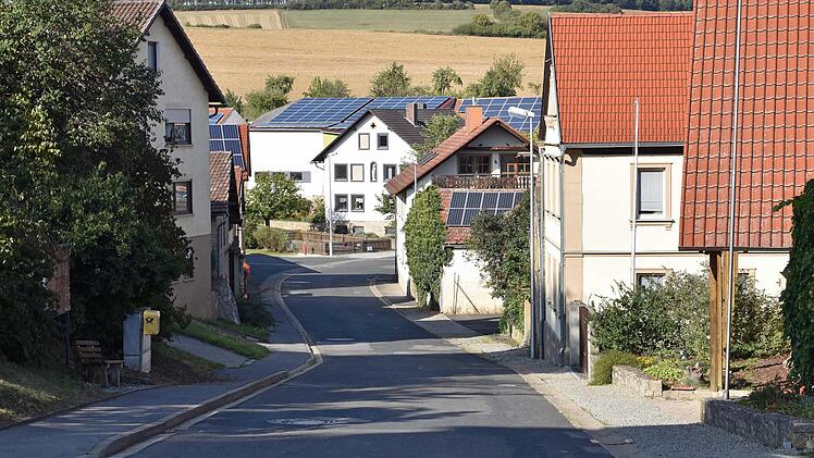 Der Kanal zwischen Feuerlöschteich und Kastanie in Greßhausen wird im Inlinerverfahren im ersten Halbjahr 2020 parallel zur Oberflächensanierung der Kreisstraße in diesem Bereich (im Bild) saniert. Foto: Ulrike Langer