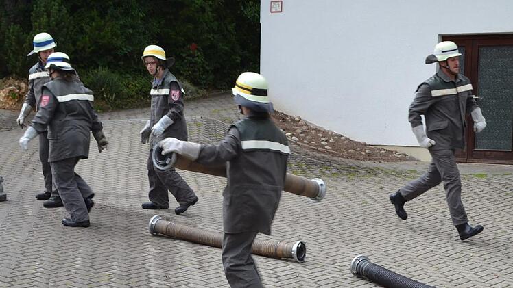 In Oberleinleiter soll ein zweiter Stützpunkt der Heiligenstadter Wehr entstehen. Hier zeigt der Feuerwehr-Nachwuchs aus Oberleinleiter bei einer Leistungsprüfung sein Können.  Foto: Christian Dippold