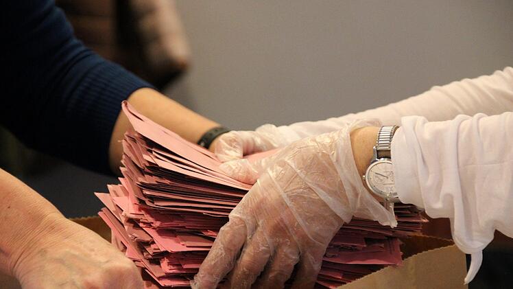 Auszählen mit Mundschutz und Handschuhen: Wegen der Corona-Krise schützen sich die Wahlhelfer. Foto: Ulrike Müller