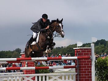 Ingo Jungblut (Bild) gewann im Jahr 2005 auf Ricarda das abschließende S-Springen beim Rakoczy-Turnier.  Foto: Hopf