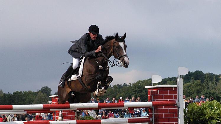 Ingo Jungblut (Bild) gewann im Jahr 2005 auf Ricarda das abschließende S-Springen beim Rakoczy-Turnier.  Foto: Hopf
