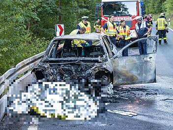 Tragischer Unfall: Motorradfahrer verbrennt nach Zusammenprall mit Auto