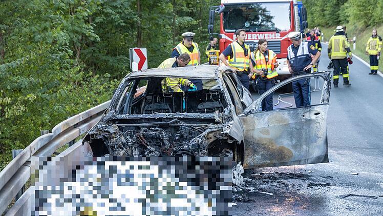 Tragischer Unfall: Motorradfahrer verbrennt nach Zusammenprall mit Auto