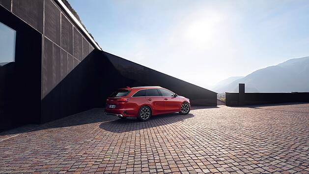 Der Kia Ceed kombiniert dynamisches Design, innovative Technik und hohe Alltagstauglichkeit. Verbrauchsangaben siehe Artikel (**/***).