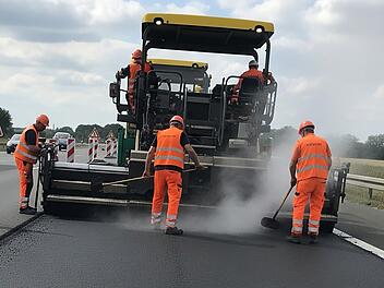 Bauarbeiten auf einer Bundesstraße im Zuge einer Sanierung. Die Straße erhält einen neuen Asphalt.