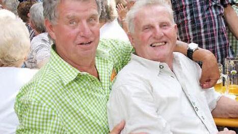 Fritz Gramß (links) und Erhard Weigelt feiern ausgelassen.