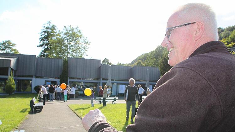Auch die Riedenberger sind von Südlink nicht begeistert: Bei der Demo im Juni gegen die Pläne von Tennet ließ Friedrich Schumm Luftballons in die Höhe steigen - so hoch wie die Masten. Foto: Ulrike Müller/Archiv