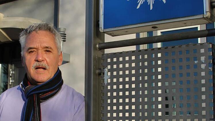 Vor der Heimat-Inspektion: Karl-Heinz Schmitt vor dem Gebäude der Polizei Haßfurt.  Foto: Klaus Schmitt