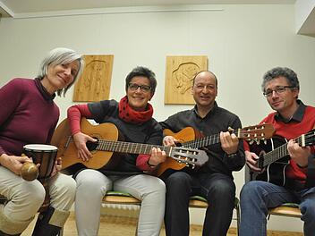 Letzte Probe vor dem Schulhaussingen (von links): Gabi Reusch-Achterath, Gabi Schaub, Andreas Keßler und Dieter Schneider.  Foto: Hilmar Ruppert