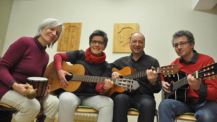 Letzte Probe vor dem Schulhaussingen (von links): Gabi Reusch-Achterath, Gabi Schaub, Andreas Keßler und Dieter Schneider.  Foto: Hilmar Ruppert