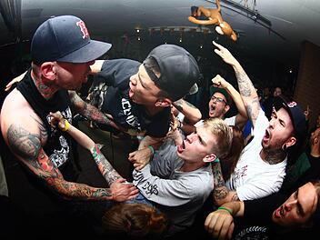 Ohne vollen Körpereinsatz geht bei ihren Auftritten gar nichts: Die Band "Risk It!" aus Dresden soll das Publikum in der Erthalhalle zum Kochen bringen. Die Künstler geben mit Hardcore der feinsten Sorte am Samstagabend als Hauptact Vollgas. Foto: Risk It