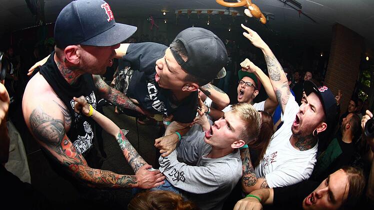 Ohne vollen Körpereinsatz geht bei ihren Auftritten gar nichts: Die Band "Risk It!" aus Dresden soll das Publikum in der Erthalhalle zum Kochen bringen. Die Künstler geben mit Hardcore der feinsten Sorte am Samstagabend als Hauptact Vollgas. Foto: Risk It