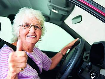 Mit der Teilnahme am Programm "Fit im Auto" erhalten Seniorinnen und Senioren die Möglichkeit, sich in punkto Verkehrsrecht auf den aktuellen Stand zu bringen und ihre eigene Fahrfertigkeit von Profis überprüfen und erforderlichenfalls verbessern zu lassen. Dieser Dame hat die Teilnahme an dem Kurs ganz offensichtlich großen Spaß bereitet. Foto: Landesverkehrswacht Niedersachsen