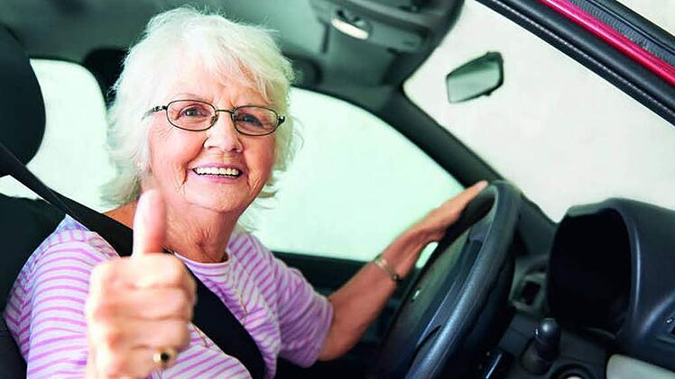 Mit der Teilnahme am Programm "Fit im Auto" erhalten Seniorinnen und Senioren die Möglichkeit, sich in punkto Verkehrsrecht auf den aktuellen Stand zu bringen und ihre eigene Fahrfertigkeit von Profis überprüfen und erforderlichenfalls verbessern zu lassen. Dieser Dame hat die Teilnahme an dem Kurs ganz offensichtlich großen Spaß bereitet. Foto: Landesverkehrswacht Niedersachsen