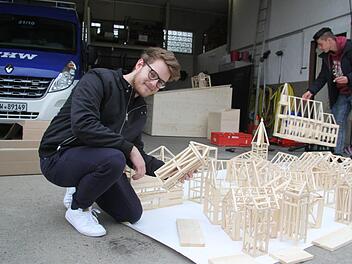 Valentin Nitsche baut mit den anderen Schülern der Q 12 das aus Holz gefertigte historische Modell der Stadt Kulmbach auf. Foto: Sonny Adam
