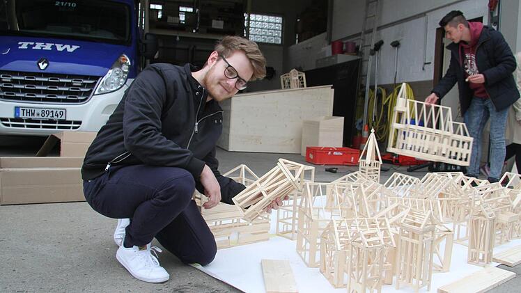 Valentin Nitsche baut mit den anderen Schülern der Q 12 das aus Holz gefertigte historische Modell der Stadt Kulmbach auf. Foto: Sonny Adam