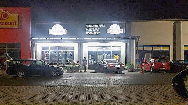 Einer Verkäuferin sind die nächtlichen Treffen junger Autofahrer in der Kulmbacher Albert-Ruckdeschel-Straße sauer aufgestoßen. Sie hat deshalb einen Facebook-Chat eröffnet, in dem das Thema kontrovers diskutiert wird. Foto: privat