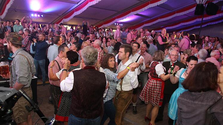 Bombenstimmung bis zum frühen Morgen herrschte beim Herbstfest der Stadt Rödental im Festzelt.