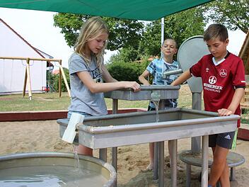Die Spielplatz-Tester (von links) Elisabeth, Johann und David auf dem Spielplatz in der Nüdlinger Friedenstraße. Foto: Ralf Ruppert