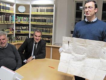 Archivrat Alexander Wolz stellte den Mitgliedern des VHS-Fördervereins eine Urkunde von Papst Johannes XXII. vor. Mit im Bild Gerhard Amend und Rainer Maier.  Foto: Martin Koch
