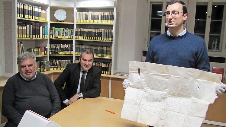 Archivrat Alexander Wolz stellte den Mitgliedern des VHS-Fördervereins eine Urkunde von Papst Johannes XXII. vor. Mit im Bild Gerhard Amend und Rainer Maier.  Foto: Martin Koch
