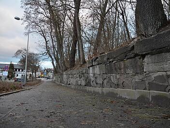 Der Bausenat sieht Handlungsbedarf, um die Stützmauer am Schützenplatz zu sichern.Rainer Lutz