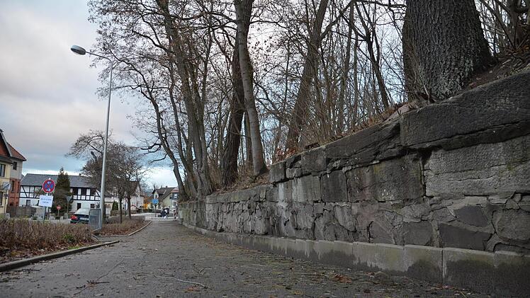 Der Bausenat sieht Handlungsbedarf, um die Stützmauer am Schützenplatz zu sichern.Rainer Lutz