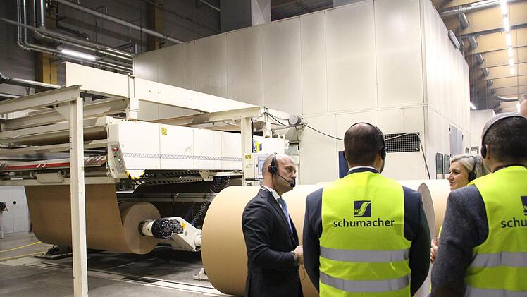 Björn Schumacher führt durch die Produktion der Voll- und Wellpappe. Rudel
