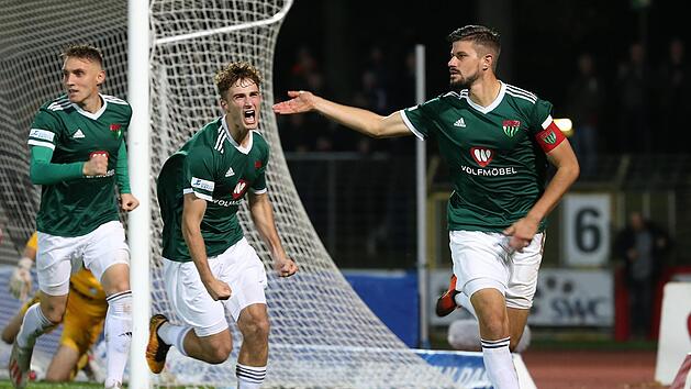 Befreiender Jubel nach dem Ausgleich: Die Schweinfurter (von links) Almar Suljic und Tim Danhof feiern den Torsch&uuml;tzen und Stefan Kleineheismann. Der FC-05-Kapit&auml;n lebte mit seiner pers&ouml;nlichen Wiederauferstehung vor, wie es gehen kann. Foto: foto2press/Frank Scheuring