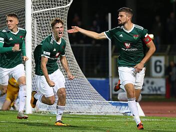 Befreiender Jubel nach dem Ausgleich: Die Schweinfurter (von links) Almar Suljic und Tim Danhof feiern den Torsch&uuml;tzen und Stefan Kleineheismann. Der FC-05-Kapit&auml;n lebte mit seiner pers&ouml;nlichen Wiederauferstehung vor, wie es gehen kann. Foto: foto2press/Frank Scheuring