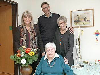 Marianne von Prince (vorn Mitte) mit Tochter Juliane Consbruch, ihr Enkel Felix Consbruch und Coburgs Zweiter Bürgermeisterin, Birgit Weber (links)  Foto: Edwin Meißinger