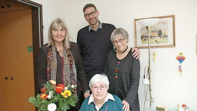 Marianne von Prince (vorn Mitte) mit Tochter Juliane Consbruch, ihr Enkel Felix Consbruch und Coburgs Zweiter Bürgermeisterin, Birgit Weber (links)  Foto: Edwin Meißinger