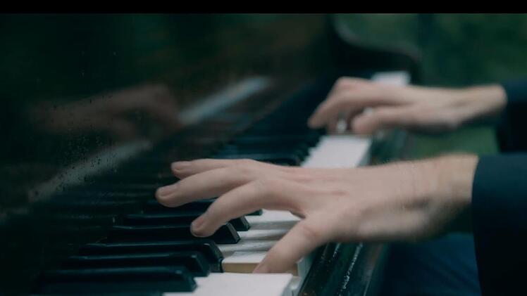 Mystische Szenerie: in dem Kurzfilm "Solo" musiziert der Coburger Pianist und Komponist Andreas Wolff mitten in einem Wald. Gedreht wurde der Streifen in Wales.Foto: Screenshot aus dem Film