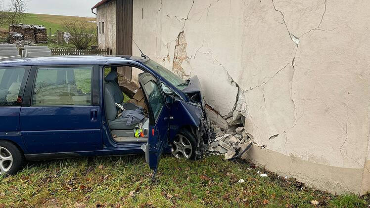 Unfall im Landkreis Bamberg: Frontal gegen Scheune gefahren