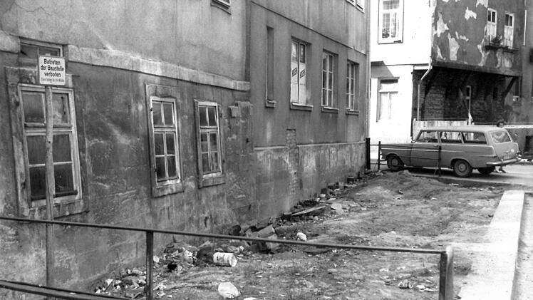 1968: Das zugeschüttete Flussbett wurde wieder zur Müllhalde. Damit stand die Stadt vor dem gleichen Problem wie vor der Baumaßnahme.Foto: Tageblatt-Archiv