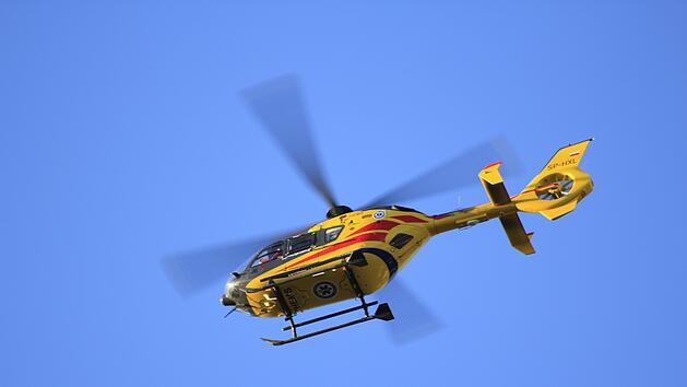 Schwerer Autounfall bei Zirndorf: 36-J&auml;hriger knallt gegen Baum