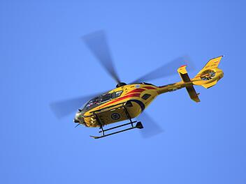 Verkehrsunfall auf der A6 bei Heilbronn am 24. August 2025: Mehrere Personen schwer verletzt, Rettungshubschrauber im Einsatz.
