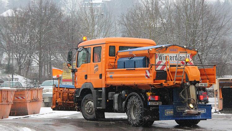 Das Streugerät kann Trockensalz oder Salzlauge ausbringen.