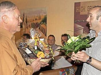 Karl-Heinz Krebs (links) wollte eigentlich schon Jahre vor dem 150. Jubiläum als Vorsitzender abtreten. Jetzt wirkt er im zweiten Glied weiterhin mit, wofür ihm als Sprecher des neuen Vorstandes Frank Ziegler (rechts) samt Geschenk dankte. Foto: Ralf Kestel