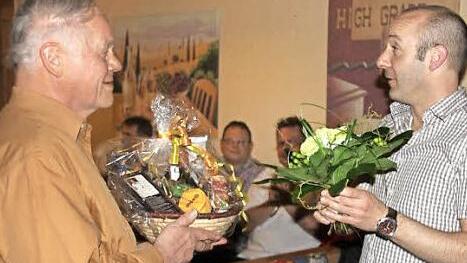 Karl-Heinz Krebs (links) wollte eigentlich schon Jahre vor dem 150. Jubiläum als Vorsitzender abtreten. Jetzt wirkt er im zweiten Glied weiterhin mit, wofür ihm als Sprecher des neuen Vorstandes Frank Ziegler (rechts) samt Geschenk dankte. Foto: Ralf Kestel