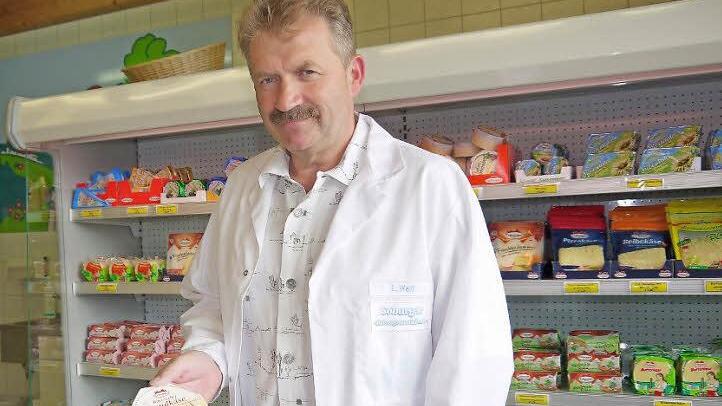 Milchwerke-Direktor Ludwig Weiß und sein persönlicher Lieblingskäse aus dem Kühlregal im Wiesenfelder Milchwerke-Laden: der 350 Gramm schwere "Bayerische Landkäse". Foto: Berthold Köhler